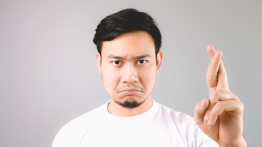 Adam teklif ya da bir şey yapmak değil bir el işareti engellendi.