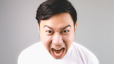 Yüksek sesle kameraya suçluyor.