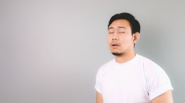 Çok sıkıcı yüz ve poz.