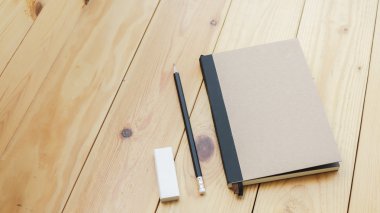 Çatı katı çalışma alanıyla stationaries ahşap tablo.