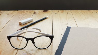 Çatı katı çalışma alanıyla stationaries ahşap tablo.