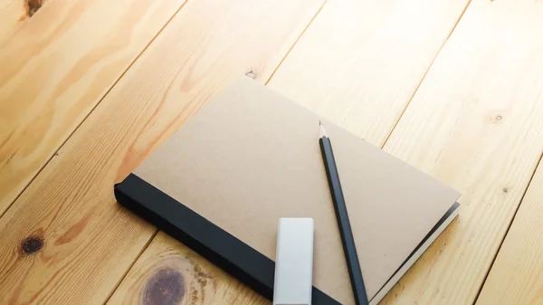 Loft espacio de trabajo con papelería en mesa de madera . — Foto de Stock