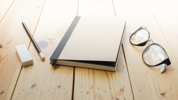 Çatı katı çalışma alanıyla stationaries ahşap tablo.