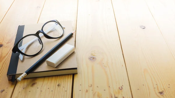 Espace de travail loft avec papeterie sur table en bois . — Photo
