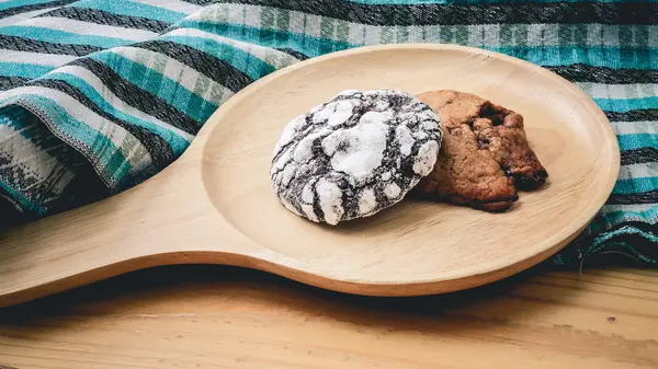 Galletas en una sartén de madera y tela azul . — Foto de Stock