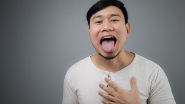 Tok karnına bir adamla.