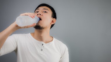 Bir Asya adam içme suyu.