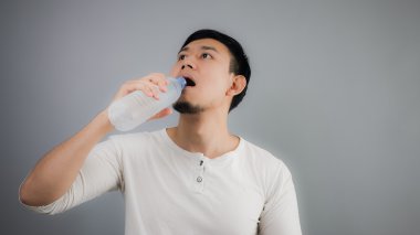 Bir Asya adam içme suyu.