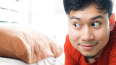 Asya adam boşaltmak yatağa bakan.