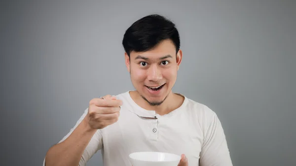 Asiático hombre holding blanco bowl . — Foto de Stock