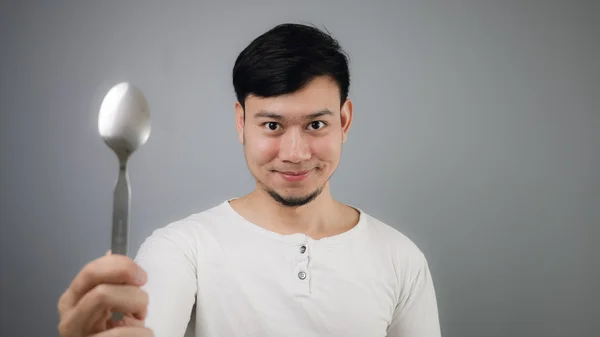 Un uomo asiatico con cucchiaio . — Foto Stock