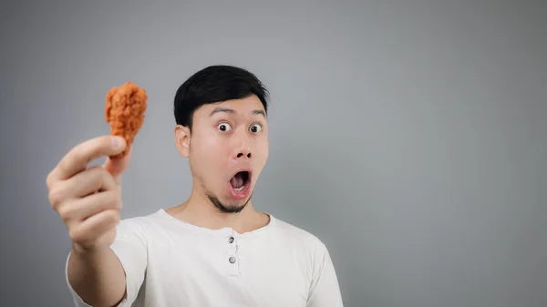 Un hombre asiático con pollo frito . — Foto de Stock