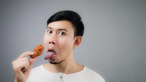 Un homme asiatique avec du poulet frit . — Photo