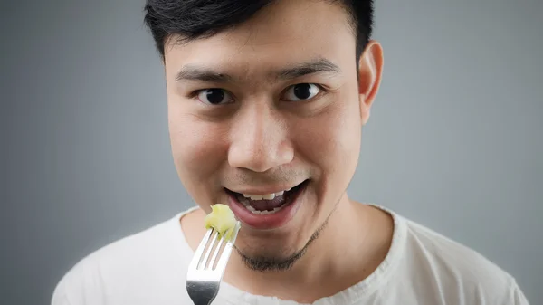 Un uomo asiatico mangia broccoli . — Foto Stock