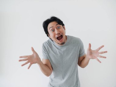 Bir adam heyecanlı ve şaşırmış bir bakış sergiliyor, iki eli de havada, heyecanını ve coşkusunu sergiliyor.