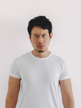 Taylandlı erkek, kısa siyah saçlı ve ortalama yapılı. Beyaz arka planda, Asyalı kökenli, ciddi görünüyor.