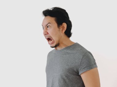 Bir adam ateşli ve hareketli bir yüz ifadesi ve dinamik bir pozla yoğun bir öfke ifade ediyor.