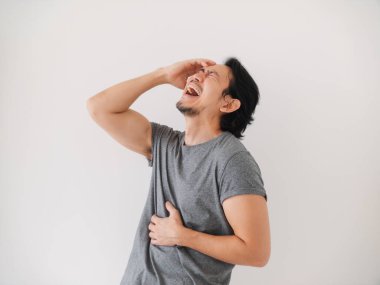 Asyalı adamın önündekine gülen tepkisi, beyazda izole edilmiş. Yüksek kalite fotoğraf