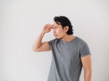 Soruna doğru çözümü bulamayan Asyalı bir adamın beyaza izole edilmiş tepkisi. Yüksek kalite fotoğraf