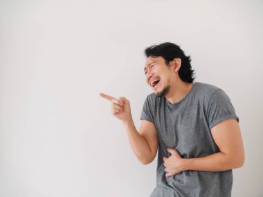 Asyalı adamın önündekine gülen tepkisi, beyazda izole edilmiş. Yüksek kalite fotoğraf