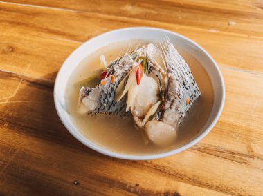 Bu rahatlatıcı balık çorbası taze bitkiler, baharatlar ve lezzetli, sıcak bir çorbanın içindeki renkli malzemeleri içerir.