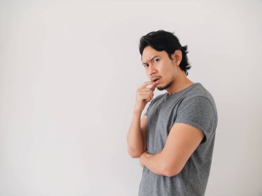 Asyalı adamın düşünüp sorunu ciddi bir şekilde çözmeye çalışmasına tepki. Yüksek kalite fotoğraf