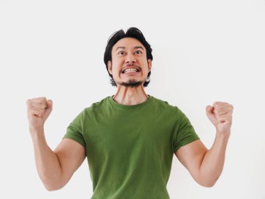 Heyecanlı, enerjik, yeşil tişörtlü Asyalı adam. Aktif pozu beyaz üzerinde. Yüksek kalite fotoğraf