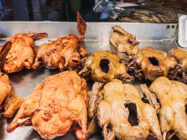 Çok lezzetli hazırlanmış bıldırcın yemekleri yerel bir markette sergileniyor, çeşitli mutfak stilleri sergileniyor..