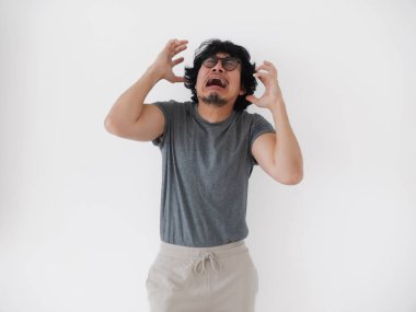 Asyalı adam duygusal olarak sıkıntılı, Asyalı erkek yoğun duygusal mücadele ve hüsran yaşıyor, gri gömlekli sıkıntılı Asyalı erkek beyaz arka planda kişisel ayaklanmayla karşı karşıya..