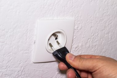 El kablosu yuvasına takılan