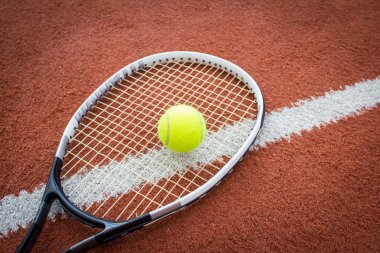 Tenis raket ve top sahası