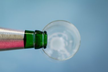 Bira şişe boyun boş cam üzerinde