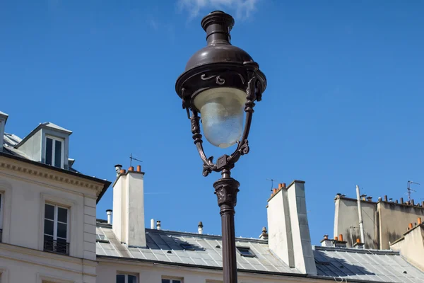 伝統的なパリの建築上の街灯 — ストック写真