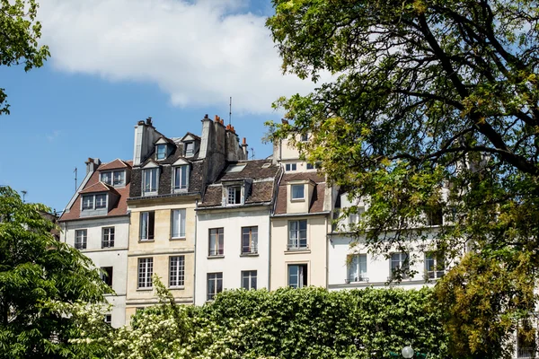 Hagyományos párizsi háztetőkre — Stock Fotó
