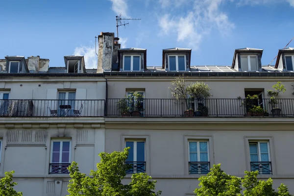 伝統的なパリの屋上 — ストック写真