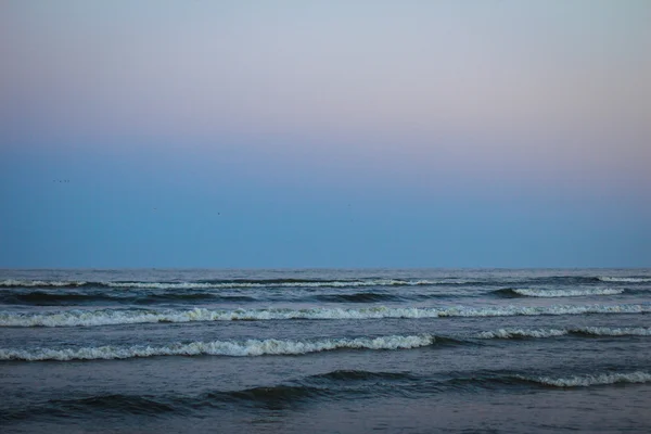 Vagues de mer au coucher du soleil — Photo