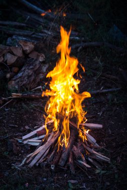 Gün batımında kamp ateşi