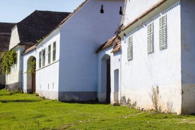 Yol boyunca evlerin geleneksel satır