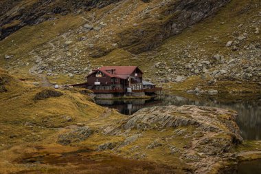 Balea glaciar göl ve dağ evi