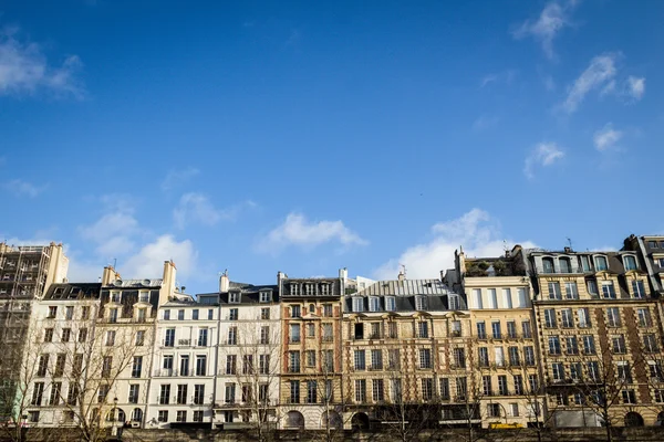 伝統的なパリのアパートの建物 — ストック写真