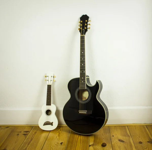 Ukulele és akusztikus gitár — Stock Fotó