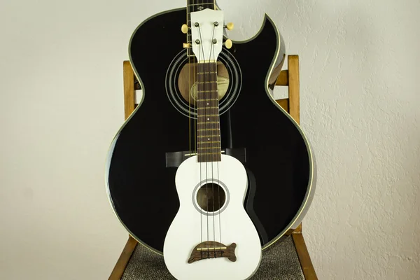 Укулеле и акустическая гитара — стоковое фото