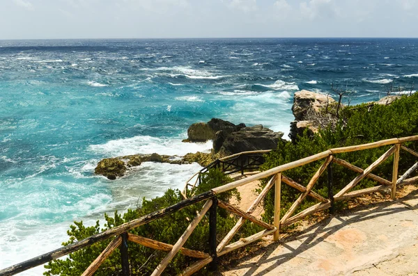 Puente de bambú a lo largo del mar azul — Foto de Stock