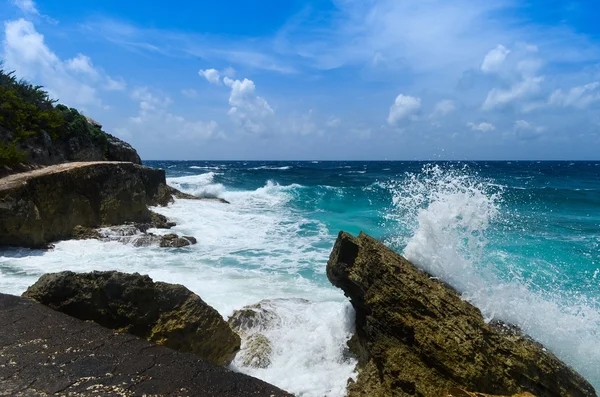 Olas blancas rotas — Foto de Stock