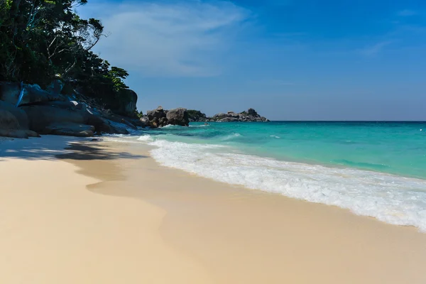 Havet och stranden med vit Sand — Stockfoto