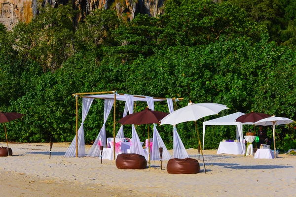 Весільні намети і парасольки на пляжі — стокове фото