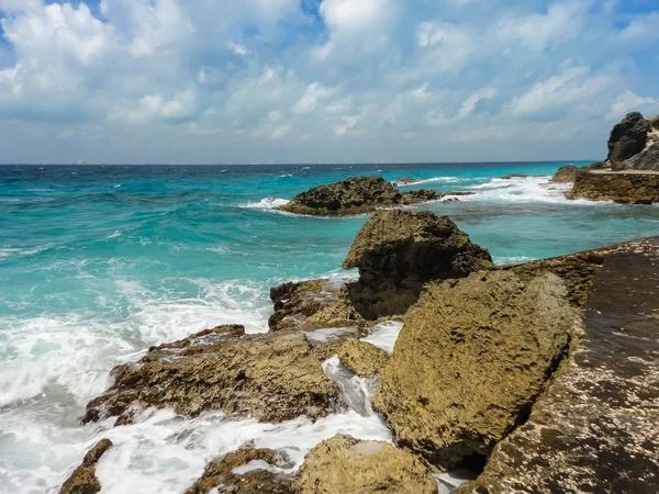 Las olas del mar azul rompiendo grandes arrecifes — Foto de Stock