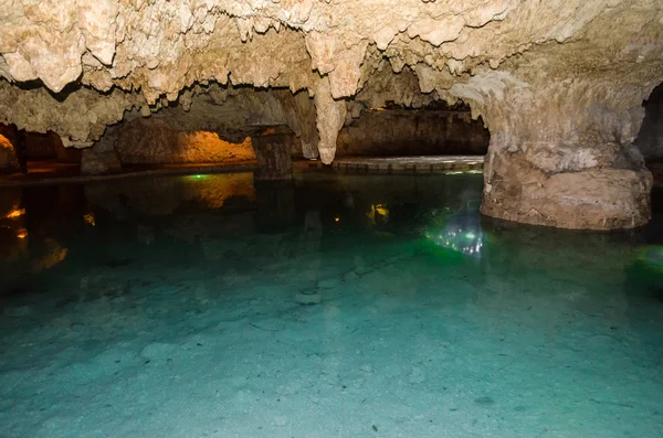 yeraltı Nehri ve Mağarası sarkıt ile 