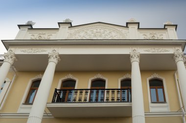 Eski bina Balkonlu ve Yaroslavl heykeller