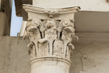 Sıva ile antik sütun